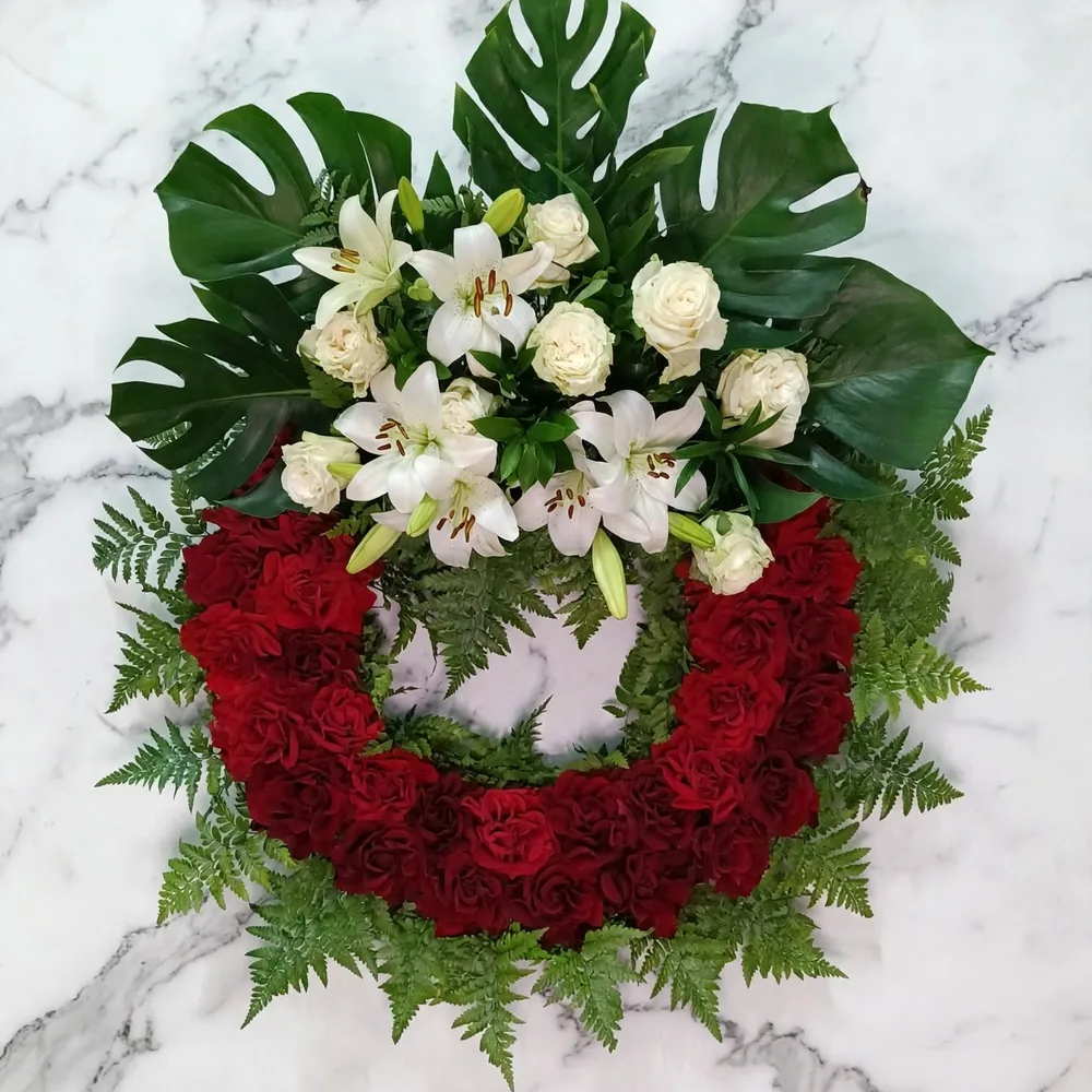 Corona de aro de rosas, un cabezal, aro entero de rosas