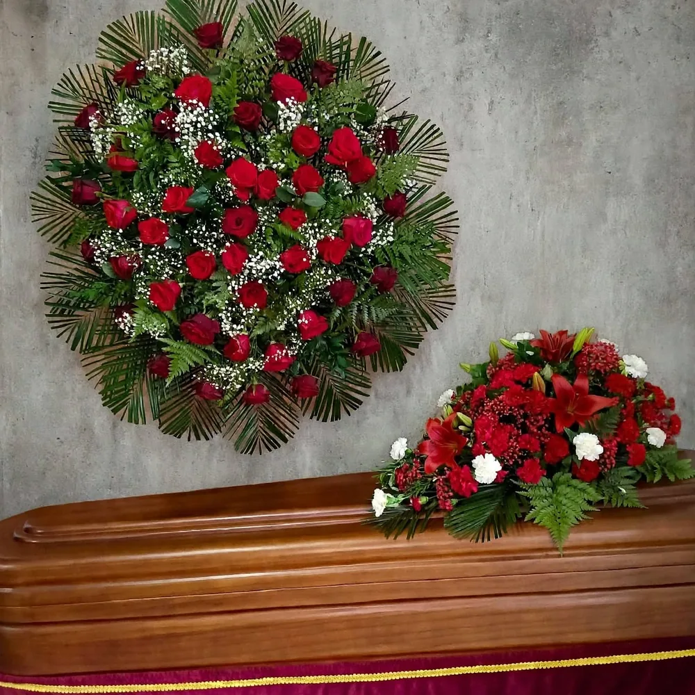 Palma funeraria grande, flor variada sobre palma