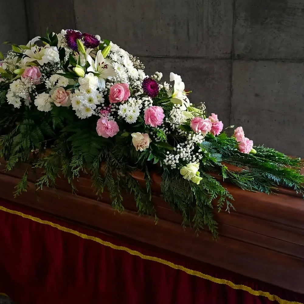 Almohadón de féretro grande, flor variada o rosas