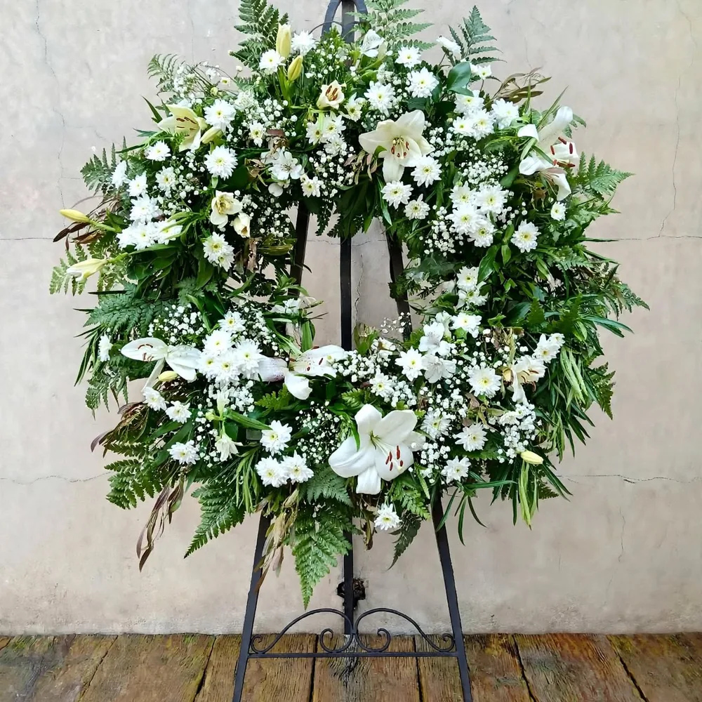Corona redonda de flor variada, tonos blancos